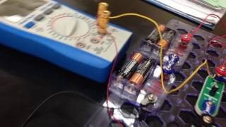 تجربة شحن و تفريغ المكثف charging and discharging a capacitor experiment [upl. by Nahraf]