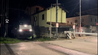 ALLIMPROVVISO esce dal BUIO un MEGA TRENO LUNGHISSIMO CON DUE LOCOMOTIVE DA PAURA [upl. by Renzo]