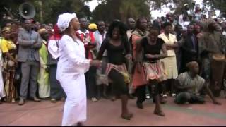 Dr Lisa Aubrey quotYENquot joins in and Dances just like Bamoun sisters quotRootsampReconnectionquot [upl. by Uzzi]