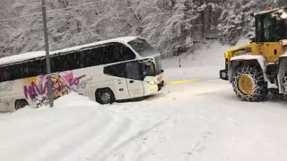 Pullman turistico in valle di Zoldo trainato sui tornanti innevati [upl. by Aninad651]