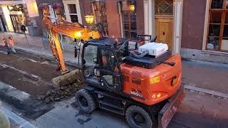 Deel10 Graafmachine JE HH van Egmond haalt de tussen klinkers eruit bij de Breestraat in Leiden 🛣🚧 [upl. by Schnabel435]