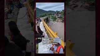 Así cruzan las personas tras el Colapso el puente del kilómetro 21 de Acapulco por John [upl. by Barhos]