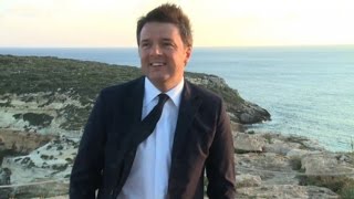 Renzi a Lampedusa no sinonimo immigrati luogo bello dove vivere [upl. by Yeclehc]