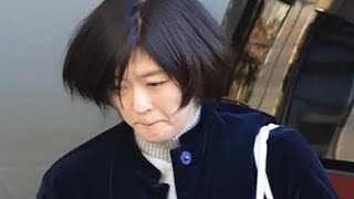 54歳急死の中山美穂さん自宅に妹、中山忍の姿 報道陣に深々と頭下げる [upl. by Santini]