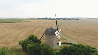 Vu du ciel  la Beauce ses moulins et ses éoliennes [upl. by Aeslehc]