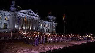 1 Bataillon Garde Marsch vor dem Reichstag Musikkorps der Bundeswehr  Großer Zapfenstreich [upl. by Idolah503]