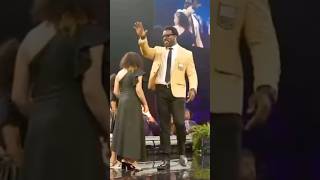 Mike Singletary gives Patrick Willis his gold jacket 🥹 49ers [upl. by Oralla321]