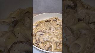 Pasta met kip en champignons  tavuklu makarna [upl. by Ellivro]