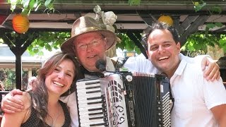 Gäste aus Brasilien in der Drosselgasse  BEIM LINDENWIRT  Gesang [upl. by Erdnassac]