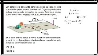 Unesp 20242025  Um garoto está brincando com uma corda apoiada no solo horizontal e presa em um [upl. by Aidnis]