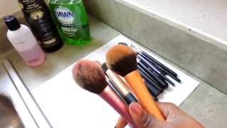 TUTORIEL Comment nettoyer ses pinceaux a maquillage [upl. by Okeim]