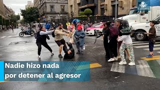 Indignante sujeto golpea a feminista en plena manifestación contra violencia hacia las mujeres [upl. by Barbaraanne]