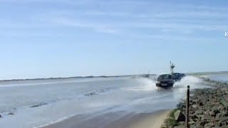 Passage du Gois Les dernières voitures se dépêchent la mer recouvre déjà une partie du passage [upl. by Adne]