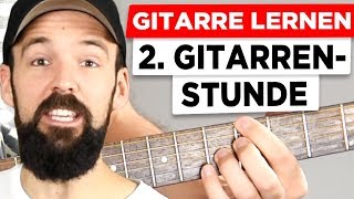 Gitarre lernen  Deine 2 Gitarrenstunde  Akkorde sauber greifen und ein wichtiges Schlagmuster [upl. by Nossyla]