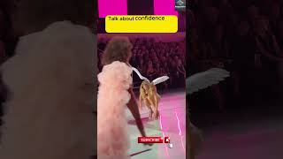 Model Doutzen Handles Shoes Malfunction Like a Pro at Victoria’s Secret Fashion Show vs fyp [upl. by Nohsreg]