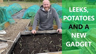 Planting Leeks  Grass Cutting Earth Up  Polytunnel Thermometer  Marks Allotment Plot [upl. by Agnola]