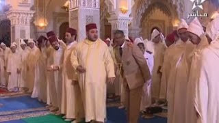 ملك المغرب محمد السادس يبحث عن رئيس الحكومة ابن كيران ليصلي بجانبه لقطة طريفة [upl. by Ayotol]