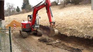 Bagr tahá z cesty ocelové roury Excavator pulls steel pipes from the roadwmv [upl. by Norabal]