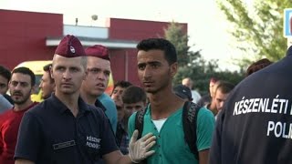 La Croatie achemine des migrants vers la Hongrie [upl. by Ennoitna161]