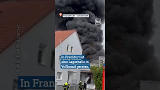 Riesige Rauchsäule in FrankfurtGriesheim nach Brand einer Lagerhalle frankfurt feuerwehr [upl. by Gaston]