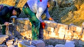 TROCKENMAUER BAUEN NATURSTEIN GARTENMAUER HERSTELLEN Profi Anleitung Tipps Porphyr selber setzen [upl. by Faxan]