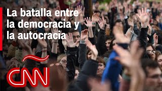 ¿Cómo puede la democracia ganar la batalla a la autocracia [upl. by Ahto]