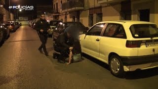 La Policía interviene una pelea callejera  Policías en Acción [upl. by Artinahs]