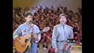 Leandro e Leonardo Pense em Mim ao vivo no Domingão do Faustão 1990 [upl. by Gaudette443]