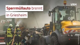 Schwierige Löscharbeiten Sperrmüllauto brennt in Griesheim [upl. by Mossolb591]