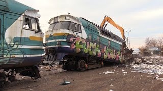 Слом моторного вагона дизельпоезда ДР1А224 2  Scrapping of DR1A224 DMU motor car 2 [upl. by Euqirne877]