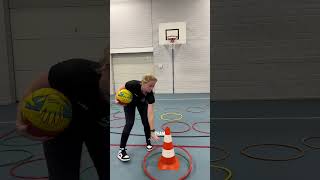 Hoepelop Basketbal basisschool gymles mikken [upl. by Tana]