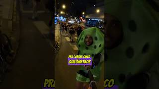 Fiz 5 km de Crocs usando uma fantasia de Crocs [upl. by Euqinahs]