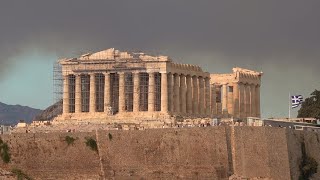 Incendies en Grèce un nuage de fumée recouvre une partie Athènes  AFP Images [upl. by Skylar904]