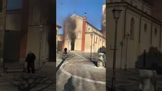 Incendio nella chiesa di Villastanza a Parabiago [upl. by Ellohcin]