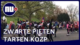 Zwarte Pieten zwaaien uitdagend naar Kick Out Zwarte Pietdemonstranten in Nijmegen  NUnl [upl. by Conrade]