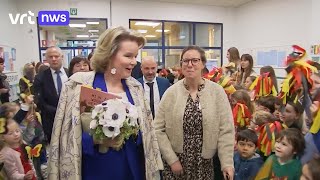 Koningin Mathilde leest voor samen met logopediste met beperking [upl. by Eckel216]