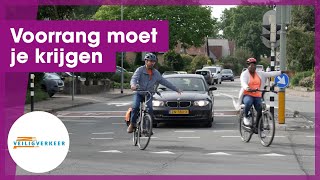 Voorrang en afslaan  Fietstips  Veilig Verkeer Nederland [upl. by Adal]