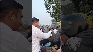 आगे पुलिस चेकिंग है तो हेलमेट लगा लीजिए [upl. by Yesteb]