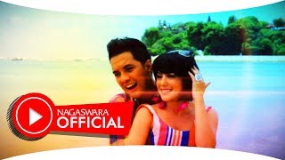 Fatur amp Nadila  Satu Dari Hatiku Official Music Video NAGASWARA music [upl. by Lerat861]