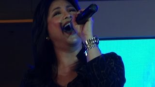 REGINE VELASQUEZ  Tuwing Umuulan At Kapiling Ka Live in SM City Cebu [upl. by Ashlie]