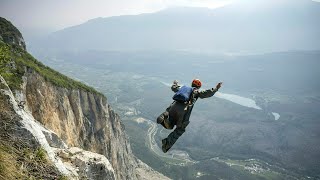 WahnsinnsSpaß am Berg Basejumper in Norditalien  AFP [upl. by Clary]