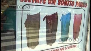 Pollería valenciana regala vestidos por compra [upl. by Aerdnaid]