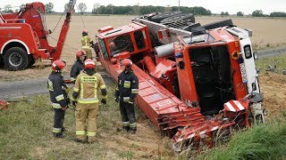 Wypadek 40tonowego dźwigu strażackiego Kierowca trafił do szpitala [upl. by Alo]