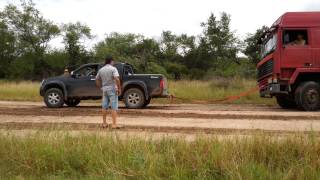 Isuzu dmax estirando un camion [upl. by Shepherd]