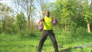 Apprendre à jongler avec des kettlebells [upl. by Liebman]