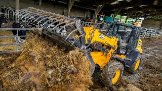 Curage de stabulation avec une chargeuse articulée  JCB TM320 [upl. by Ennovyhc517]