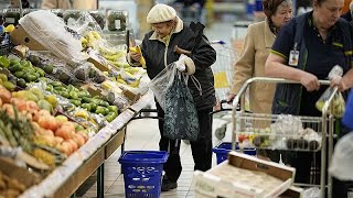 La catena francese di supermercati Auchan chiude in Russia [upl. by Bathsheeb]