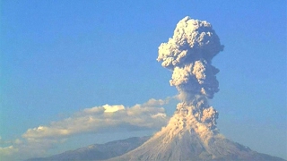 El volcán Colima de México volvió a tener una fuerte erupción [upl. by Hengel974]