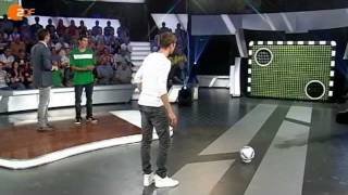 Thomas Müller traut sich an der Torwand auch vom Bierglas  das aktuelle sportstudio – ZDF [upl. by Alfy312]