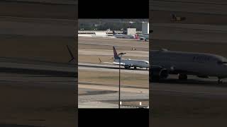 DO THEY NEED MORE PRACTICE Delta 737 Landing Atlanta on 26R [upl. by Nryhtak]